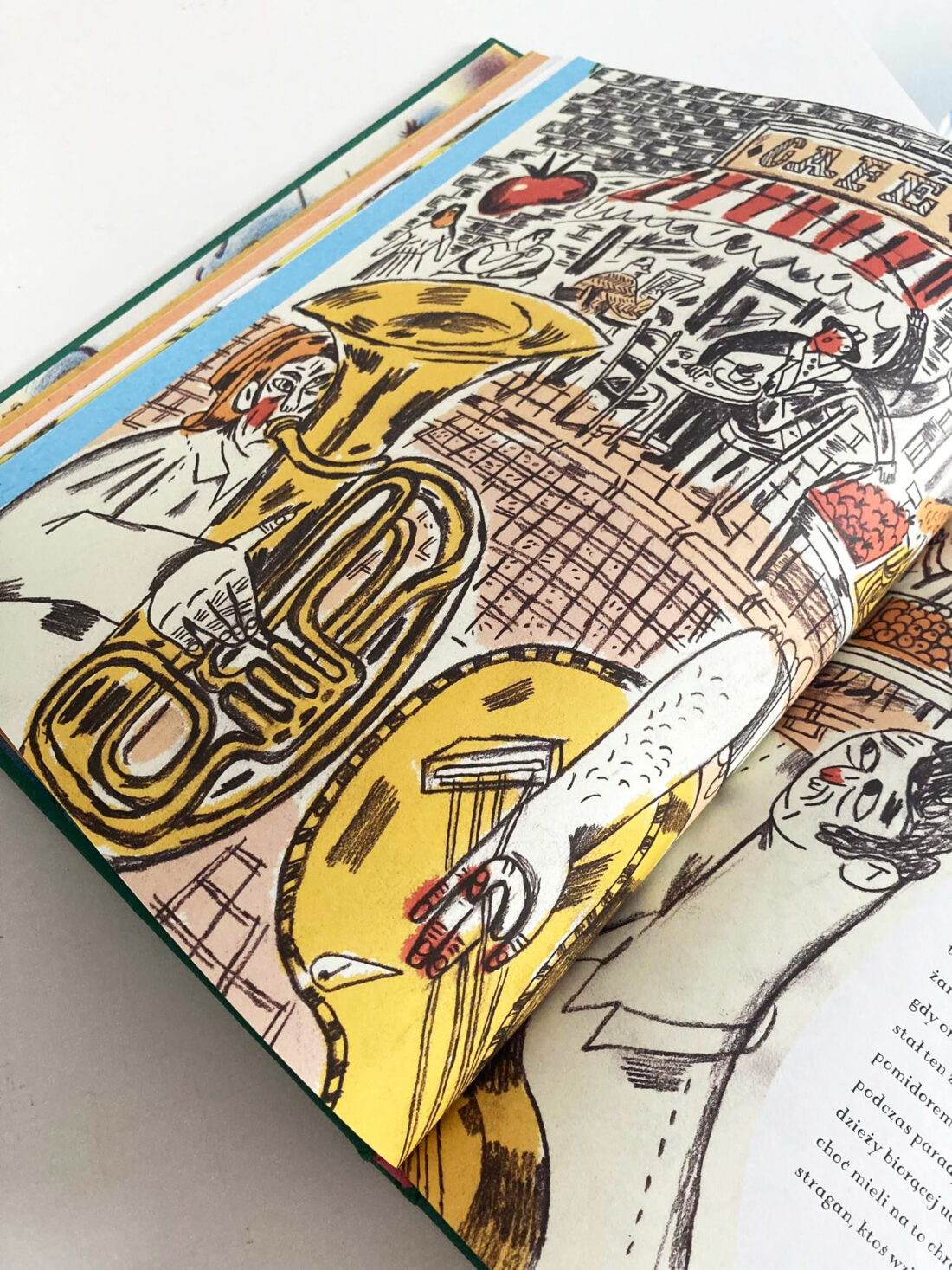 Książka otwarta na kolorowej ilustracji przedstawiającej muzyka z puzonem